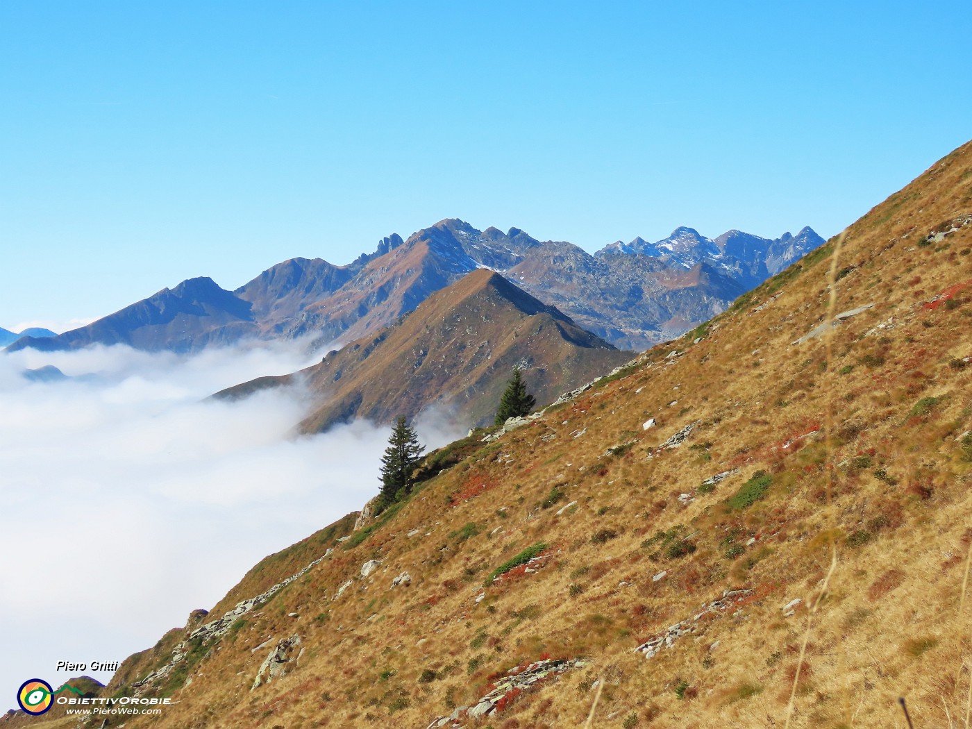 44 Lontano sopra le nuvole la costiera dal Valletto al Pizzo Trona.JPG